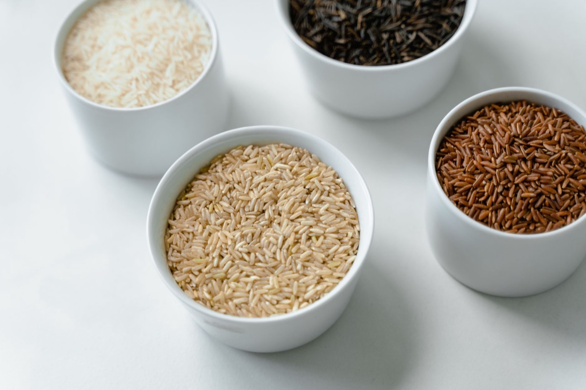 boca de hamster com alimentos variados